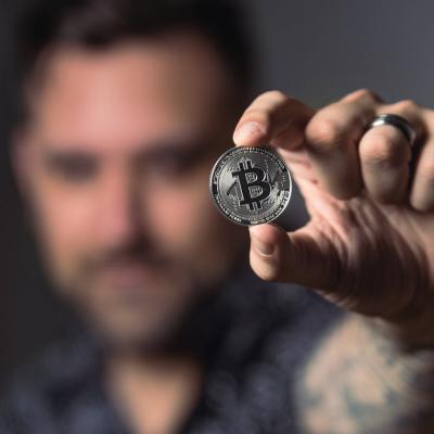 Bitcoin scade brusc din cauza vânzărilor globale de active riscante